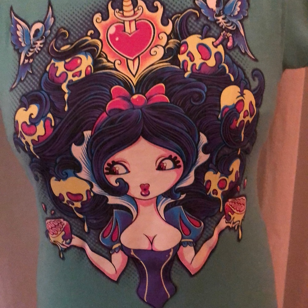 Snow White and some women’s tee XL